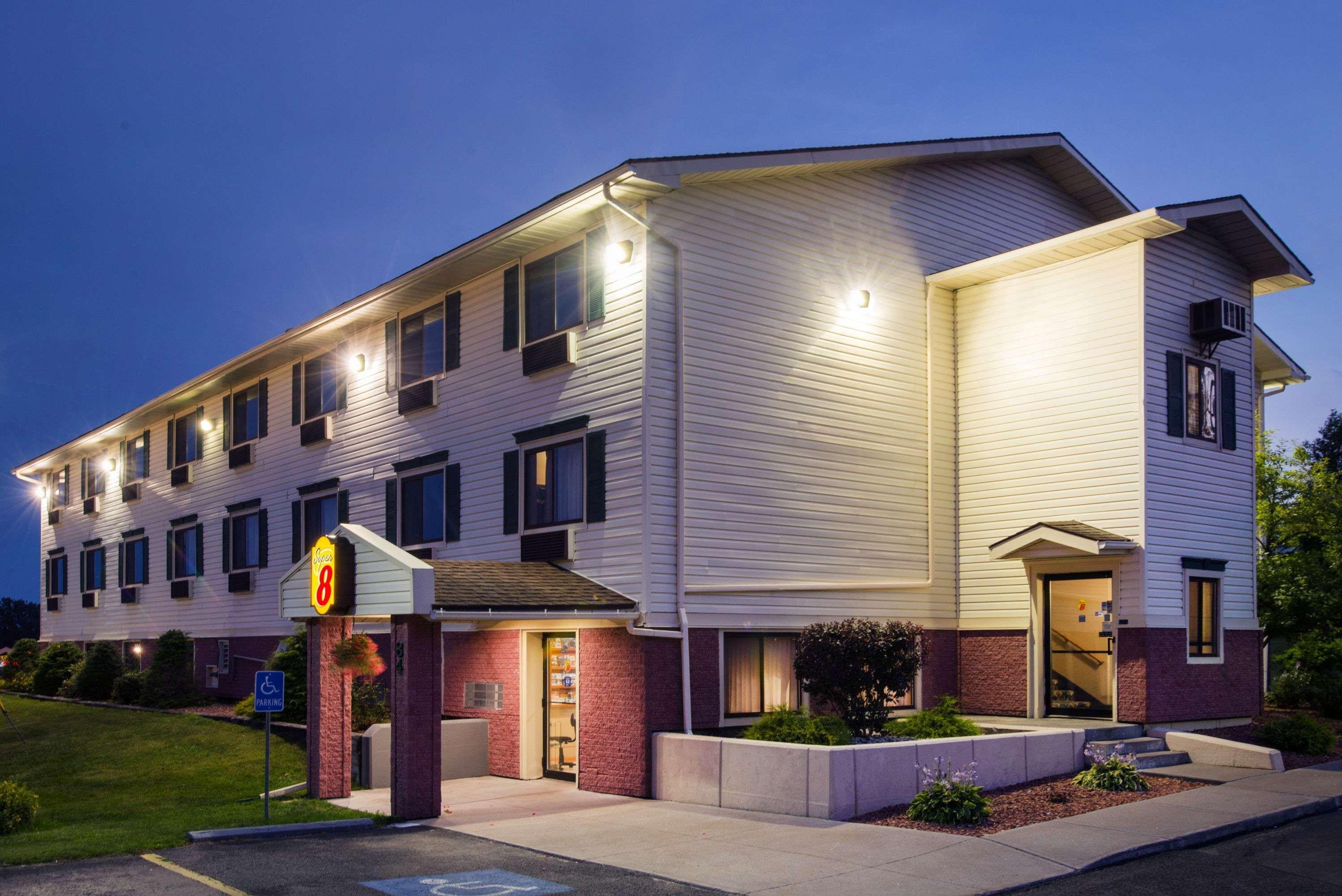 Super 8 By Wyndham Massena Ny Motel Eksteriør billede