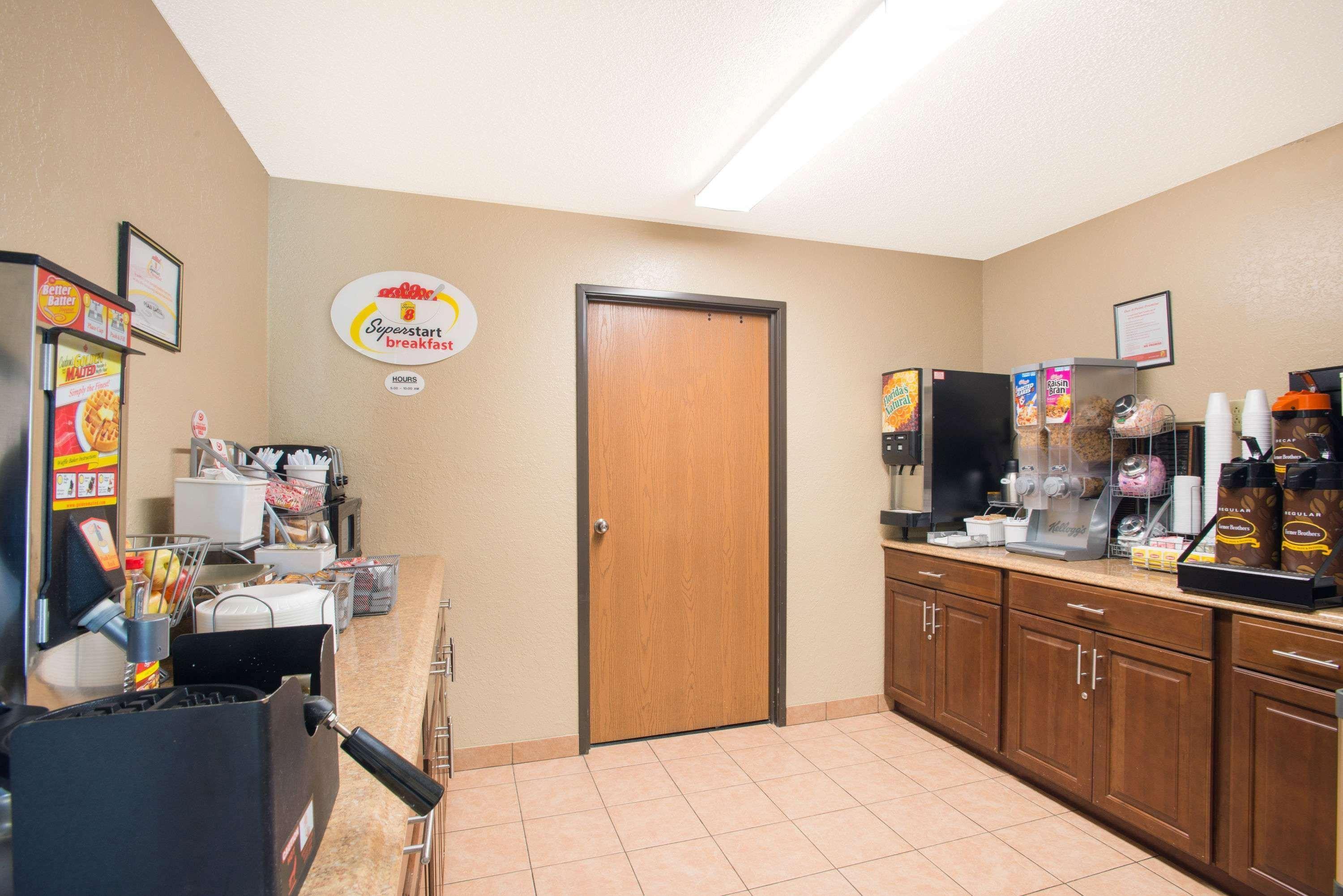 Super 8 By Wyndham Massena Ny Motel Eksteriør billede