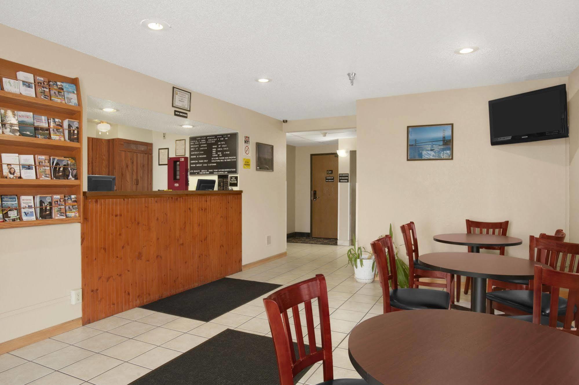 Super 8 By Wyndham Massena Ny Motel Eksteriør billede
