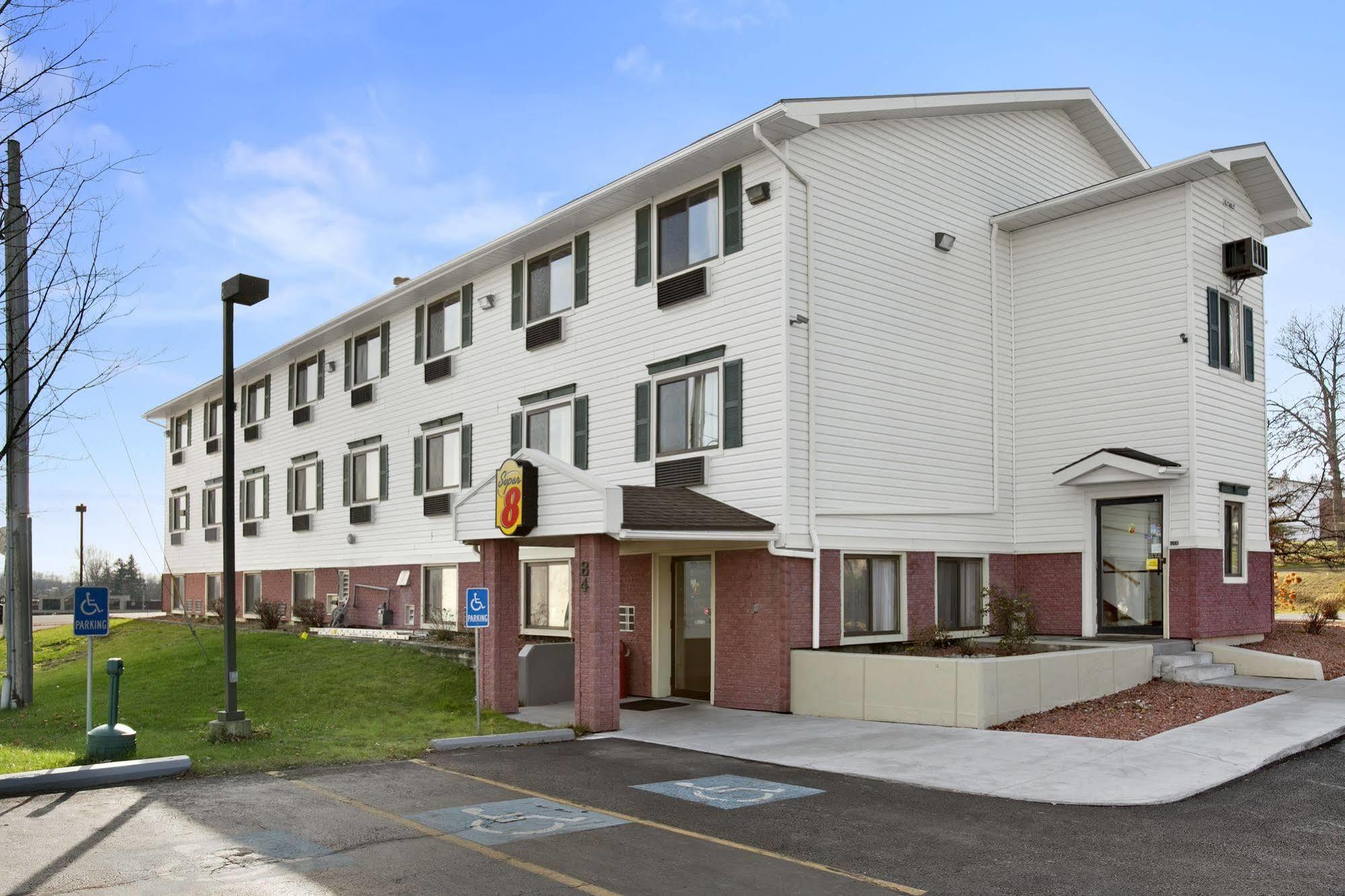 Super 8 By Wyndham Massena Ny Motel Eksteriør billede